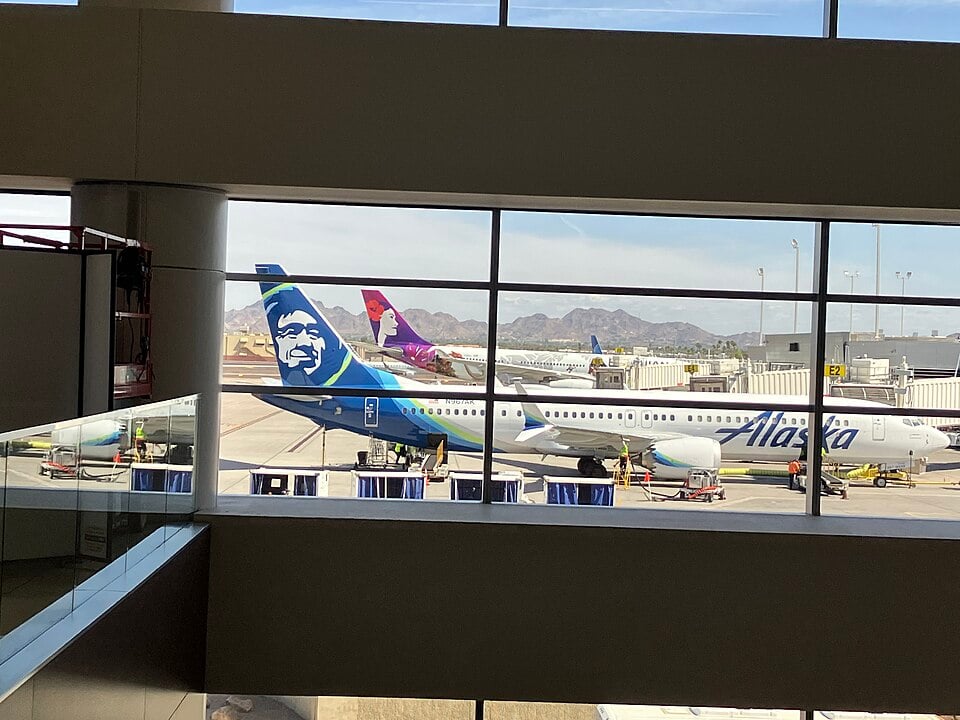 Alaska Air Group to lay off 200 employees amid projected $700 million loss